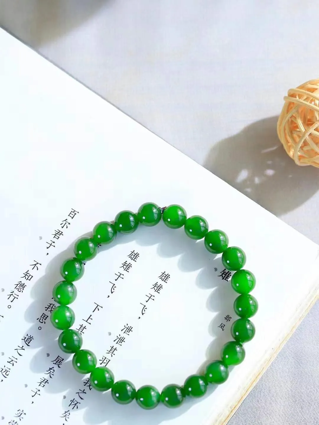 【珠圆玉润.手串】

精品和田玉碧玉珠圆玉润手串 玉质温润细腻  整串打磨圆润，佩戴舒适。珠珠落玉盘，间关莺语花底滑，一生美好时光，无论身在何处，都有它相伴相守。事事顺遂，幸福美满，吉祥如意。重18克 尺寸取一8mm  FDA-36502923