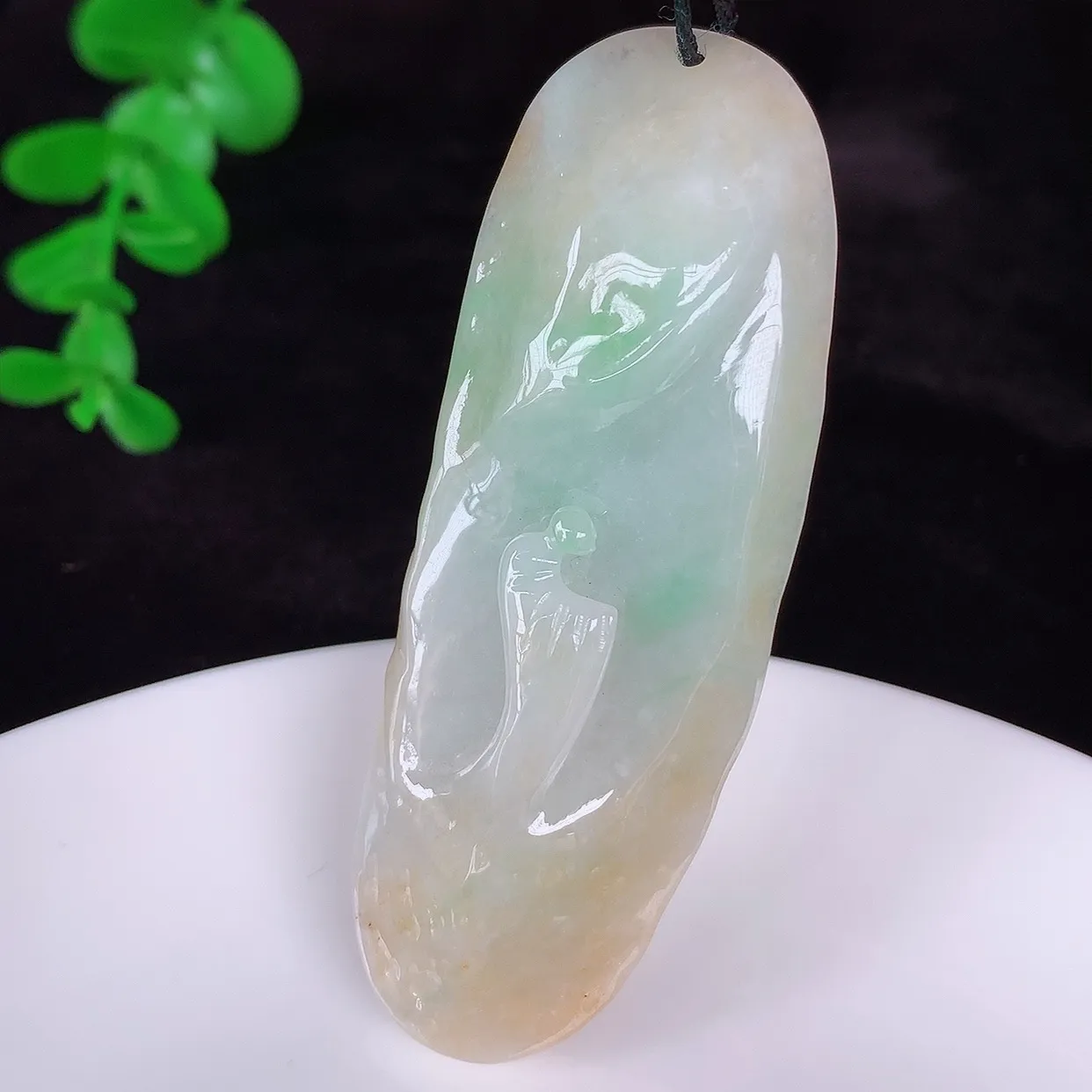 自然光实拍，大件冰润冰糯种双彩黄加绿翡翠悟道吊坠，翡翠悟道寓意“祥和，安宁，吉祥，幸福”，佩戴效果优雅迷人，性价比超高！#60.28