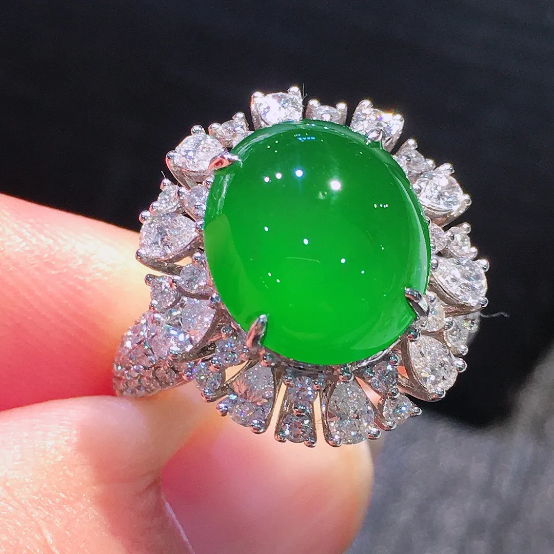 阳绿蛋面戒指，色泽均匀艳丽，玉质细腻，荧光感超
强，饱满水润，气质满满。18k
金豪华镶嵌