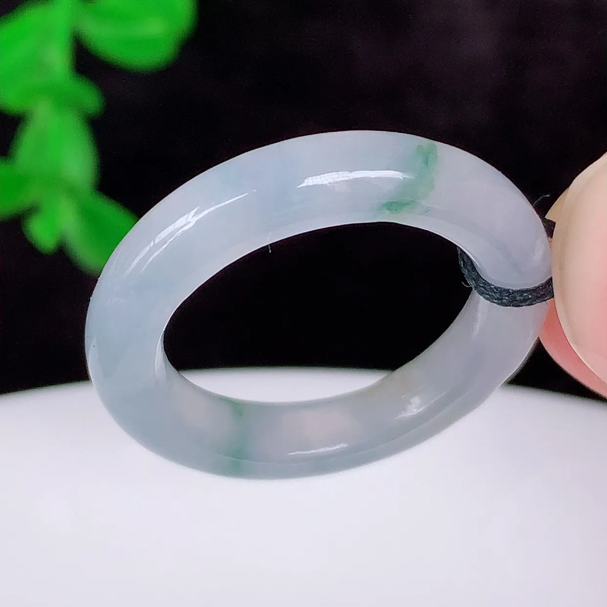 自然光实拍，冰润冰春彩16.5mm内径翡翠指环，玉戒指，玉质莹润，好精美好冰润的指环，12圈口，上手纤巧！#1.28
