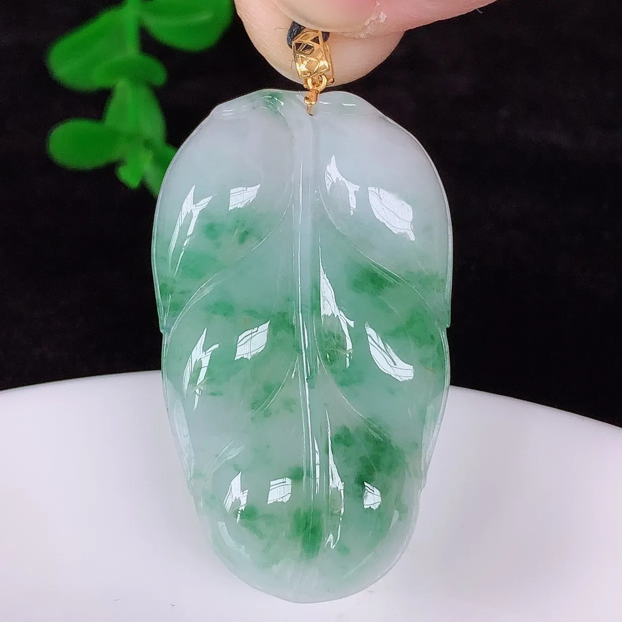 自然光实拍，18K金镶嵌冰润冰飘花翡翠叶子吊坠，寓意“大业有成，一夜成名，金枝玉叶”水润叶子，翡翠叶子，清秀高雅，性价比超值！#00.28