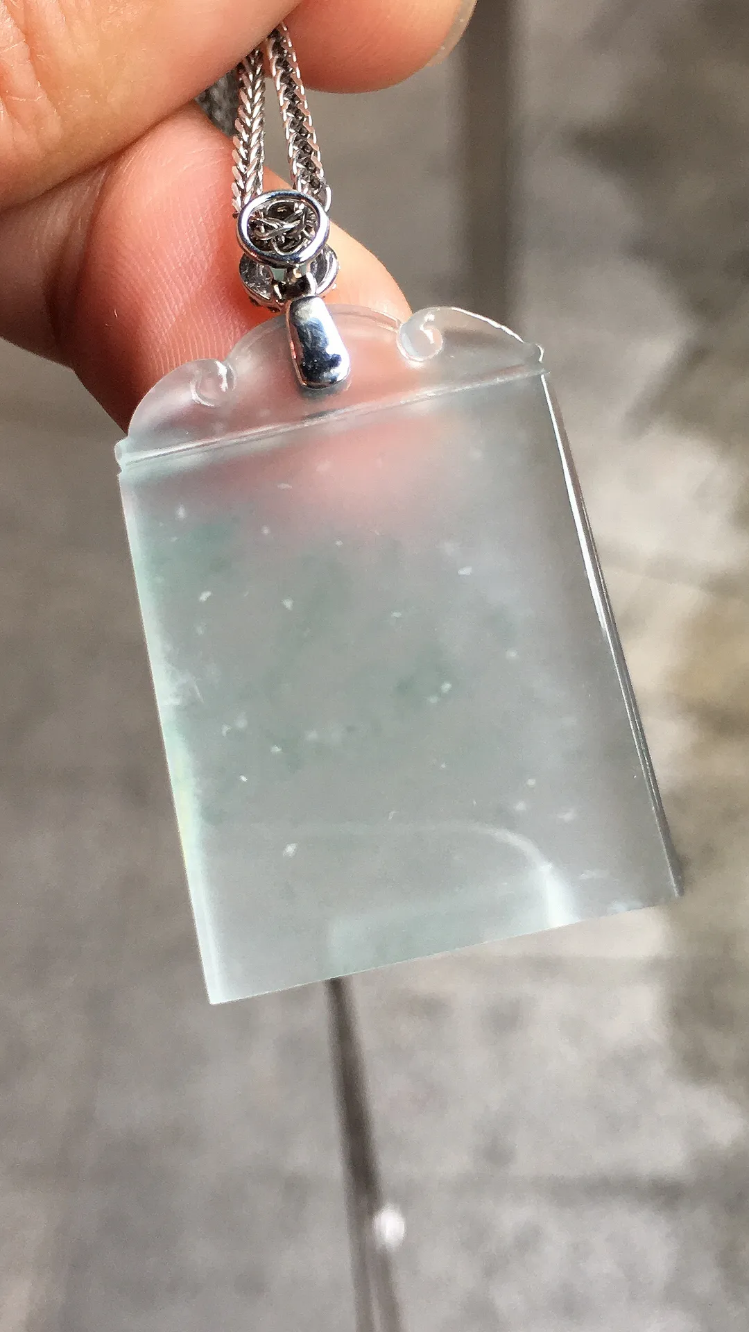 冰糖无事牌吊坠，玉质细腻，荧光感超
强，饱满水润，气质满满。18k
金豪华镶嵌