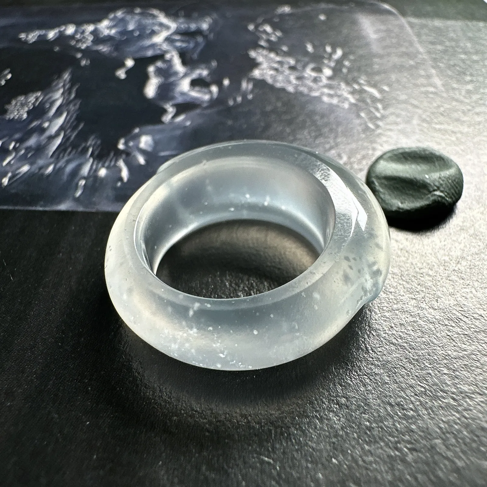 【玻璃种】龙石种，好种水扳指，晶莹剔透，光泽闪耀，冰感十足，种水到顶，传承品，收藏可期。