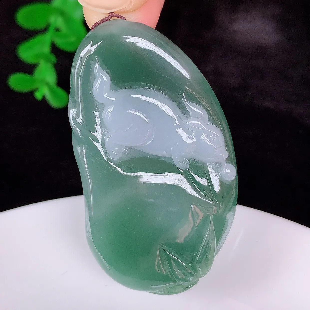 自然光实拍，冰润冰糯种满色翡翠生肖兔子吊坠，种老水足，翠色灵动，寓意美好，佩戴时尚出众！#60.28
