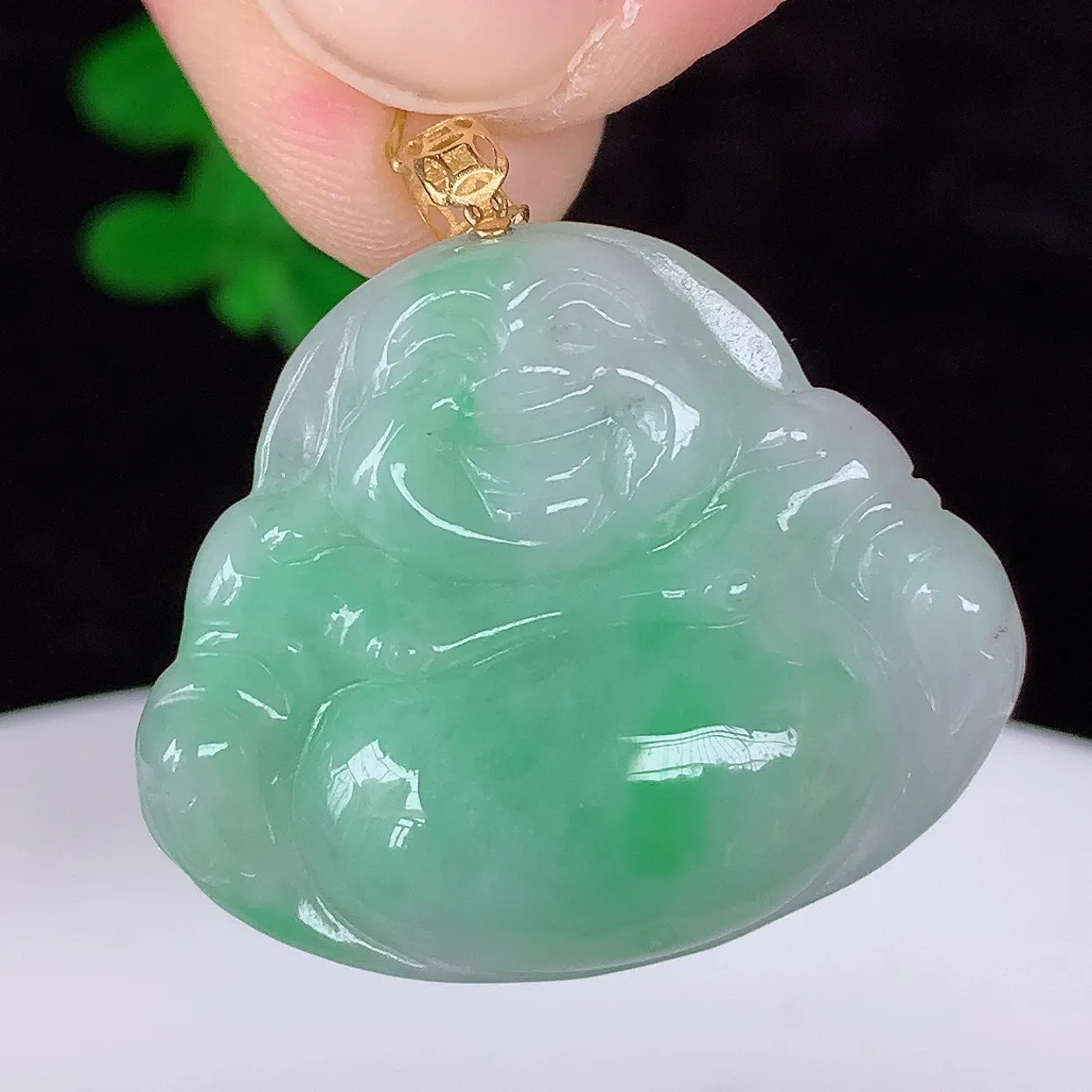 自然光实拍 18K金镶嵌冰糯种飘绿翡翠佛公吊坠，冰透饱满， 佛公亦保平安，寓意有福（佛公）相伴，品相佳，配戴优雅迷人！#35.28