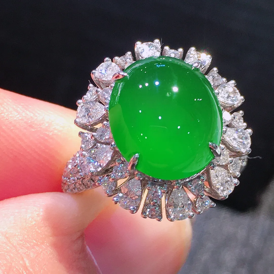 阳绿蛋面戒指，色泽均匀艳丽，玉质细腻，荧光感超
强，饱满水润，气质满满。18k
金豪华镶嵌