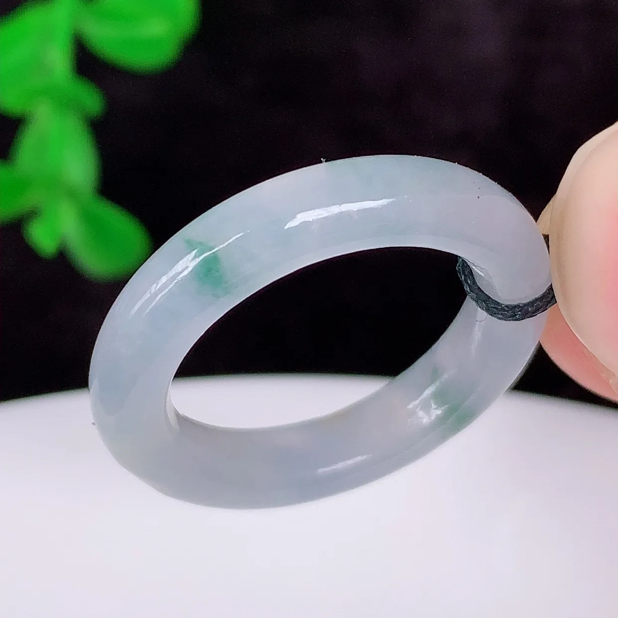 自然光实拍，冰润冰春彩16.5mm内径翡翠指环，玉戒指，玉质莹润，好精美好冰润的指环，12圈口，上手