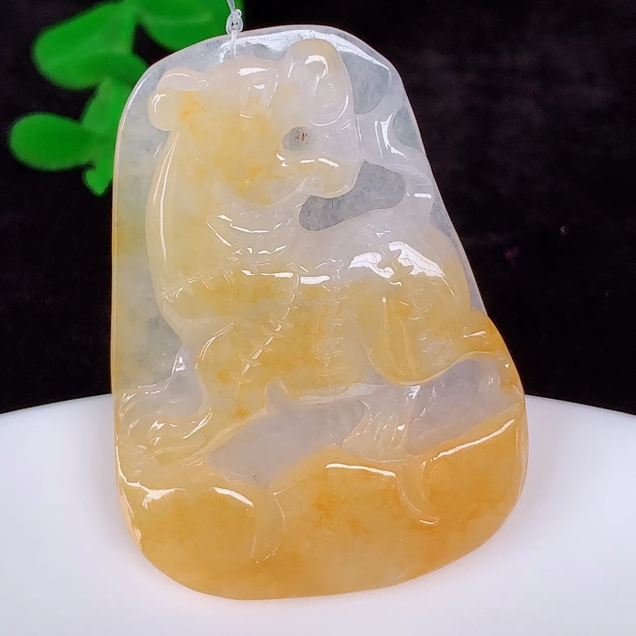 自然光实拍，冰润冰黄翡翠翡翠虎虎生威吊坠，种老水足，翠色灵动，寓意美好，佩戴时尚出众！#49.28