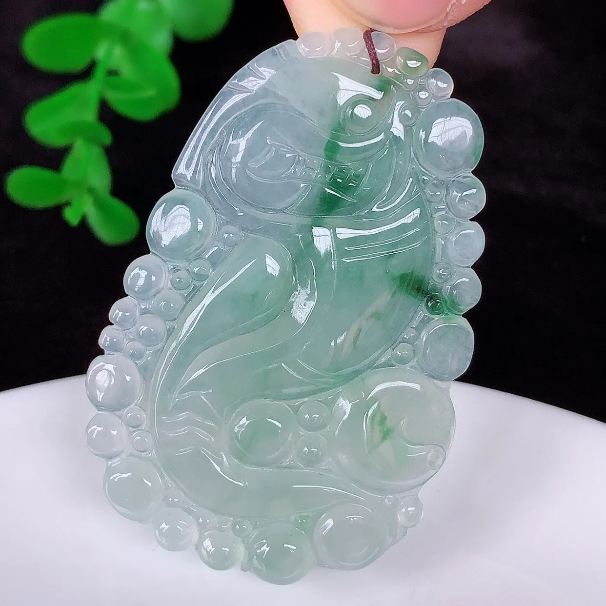 自然光实拍，冰润冰种飘花翡翠生肖蛇吊坠，种老水足，翠色灵动，寓意美好，佩戴时尚出众！#01.28