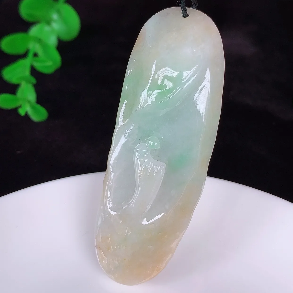 自然光实拍，大件冰润冰糯种双彩黄加绿翡翠悟道吊坠，翡翠悟道寓意“祥和，安宁，吉祥，幸福”，佩戴效果优雅迷人，性价比超高！#60.28
