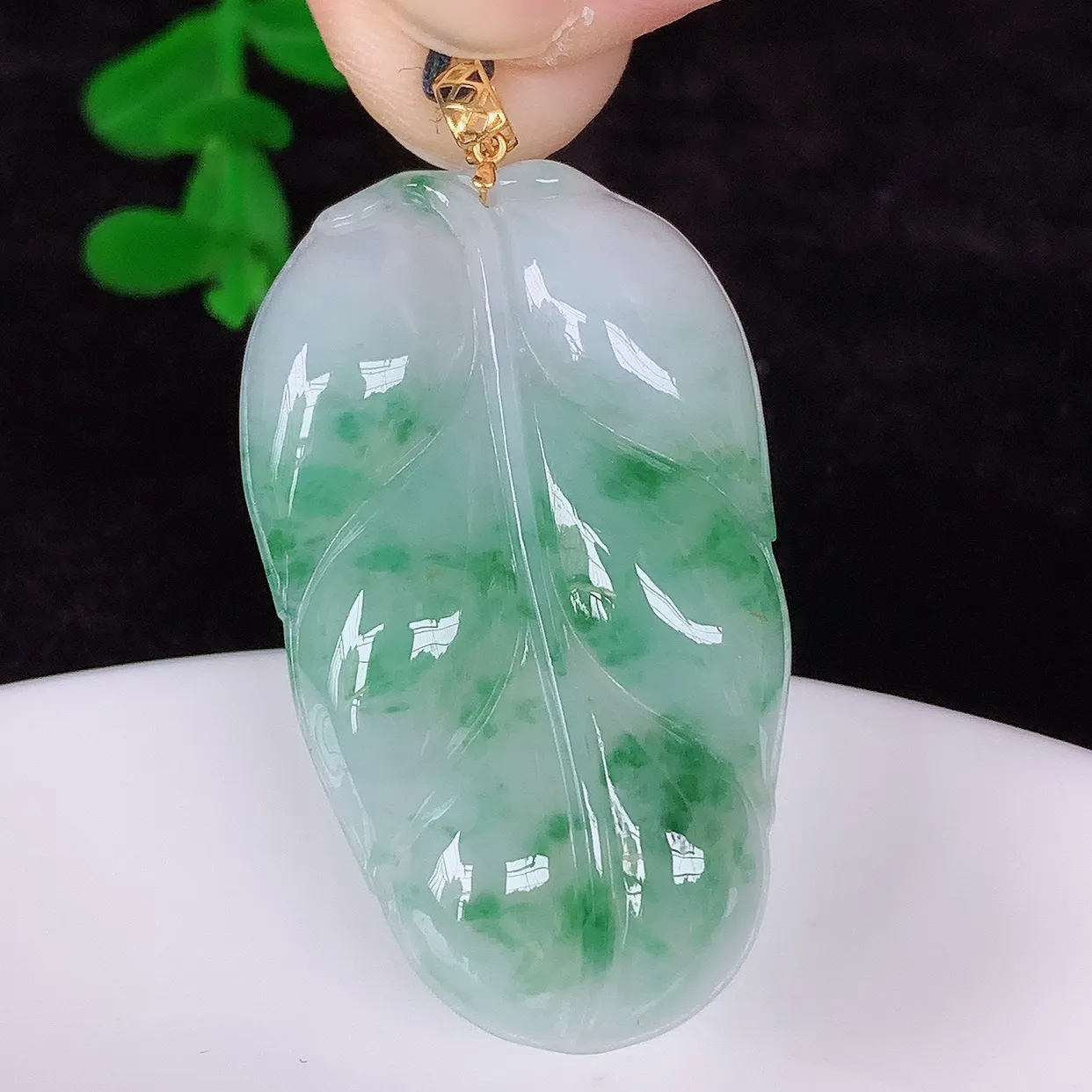 自然光实拍，18K金镶嵌冰润冰飘花翡翠叶子吊坠，寓意“大业有成，一夜成名，金枝玉叶”水润叶子，翡翠叶子，清秀高雅，性价比超值！#00.28