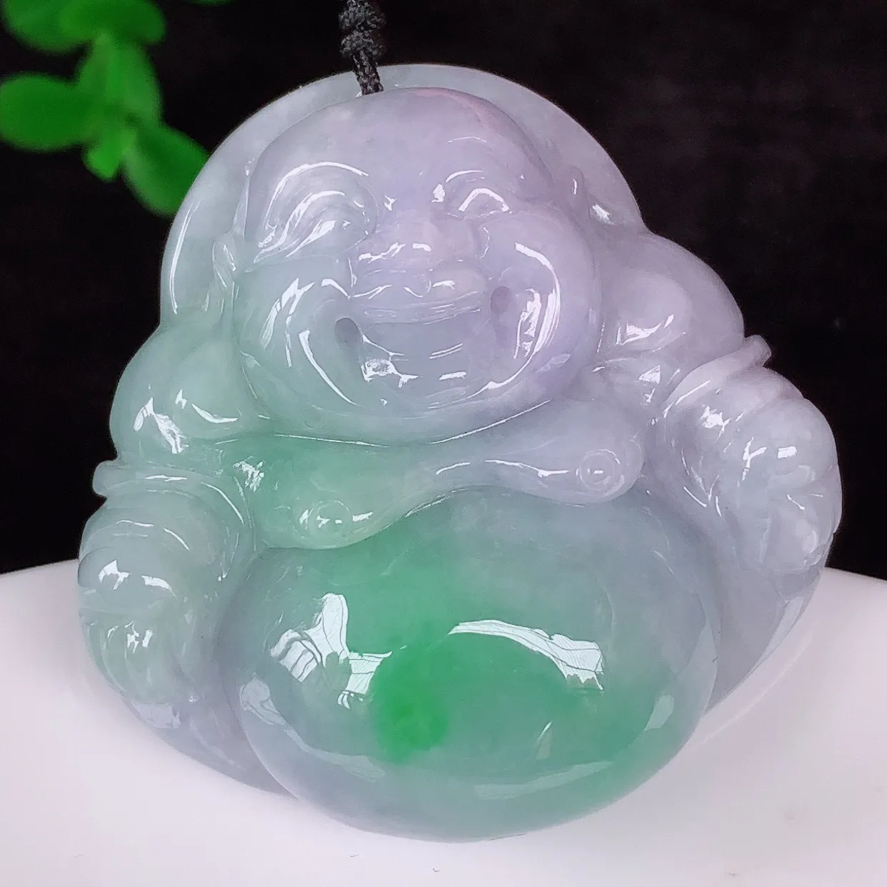 自然光实拍，大件厚装冰润冰糯种春彩翡翠佛公吊坠，饱满， 佛公亦保平安，寓意有福（佛公）相伴，配戴优雅迷人！#41.28