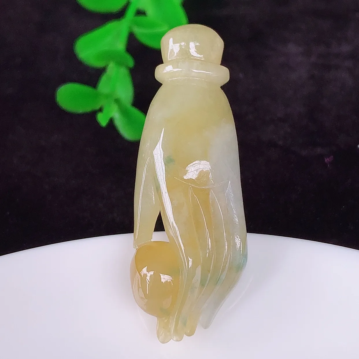 自然光实拍，冰润冰糯种黄翡翡翠掌上明珠吊坠，种老水足，翠色灵动，寓意美好，佩戴时尚出众！#01.28
