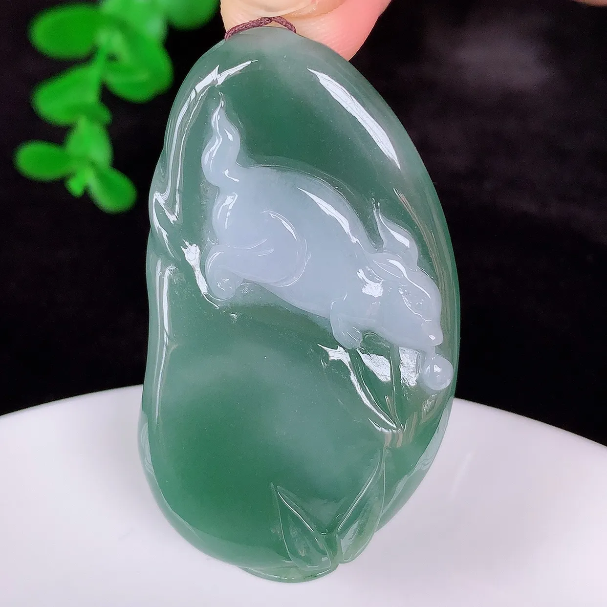 自然光实拍，冰润冰糯种满色翡翠生肖兔子吊坠，种老水足，翠色灵动，寓意美好，佩戴时尚出众！#60.28