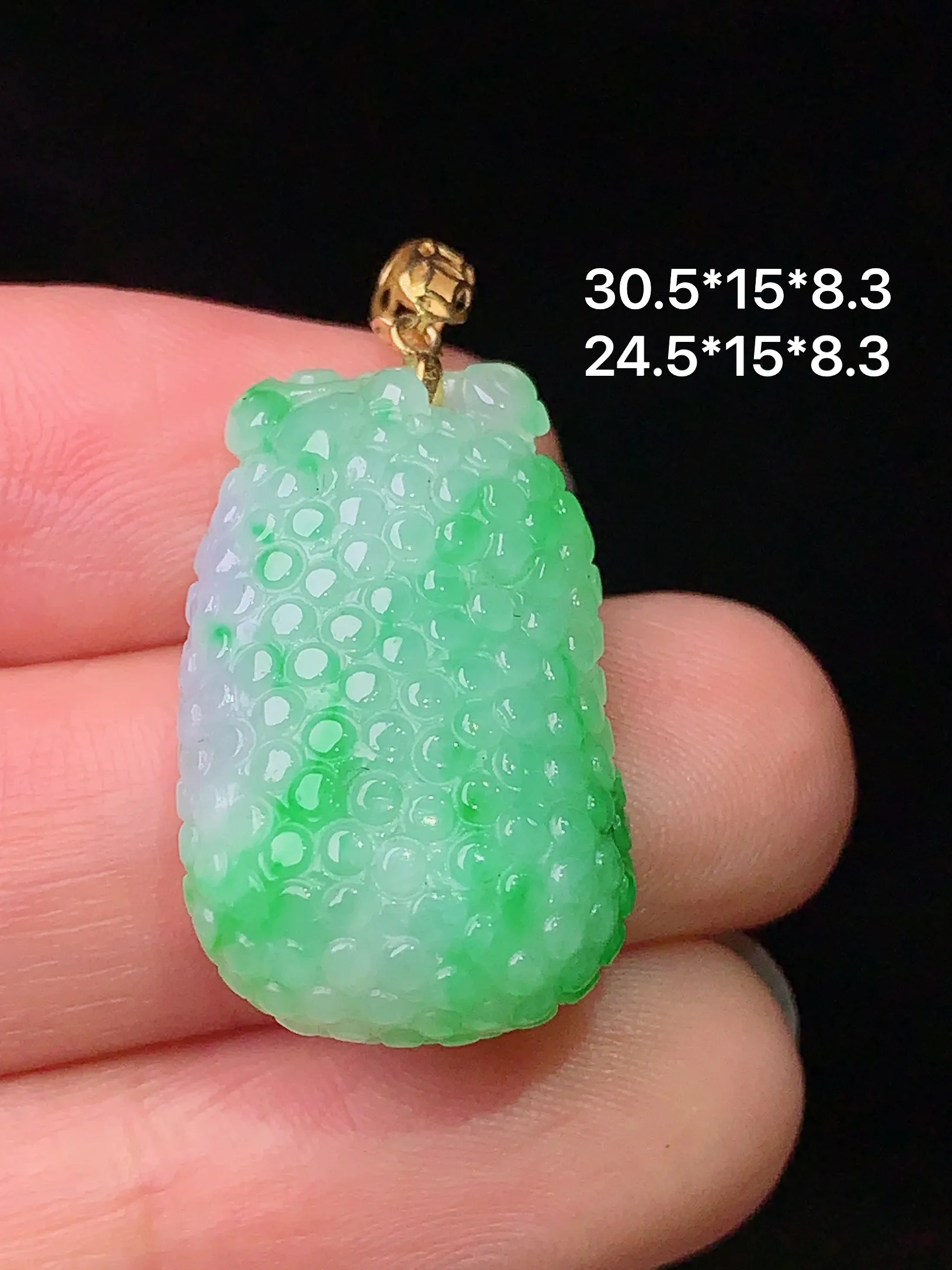 18k金镶嵌飘绿葡萄吊坠 玉质细腻 色泽清新艳丽 整体尺寸30.5*15*8.3