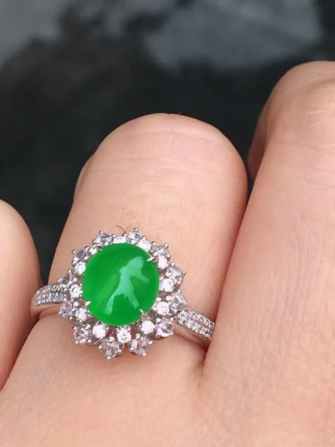 冰种阳绿蛋面戒指 、真金真钻镶嵌，种水好，玉质细腻 .裸石尺寸 7.8*7.0