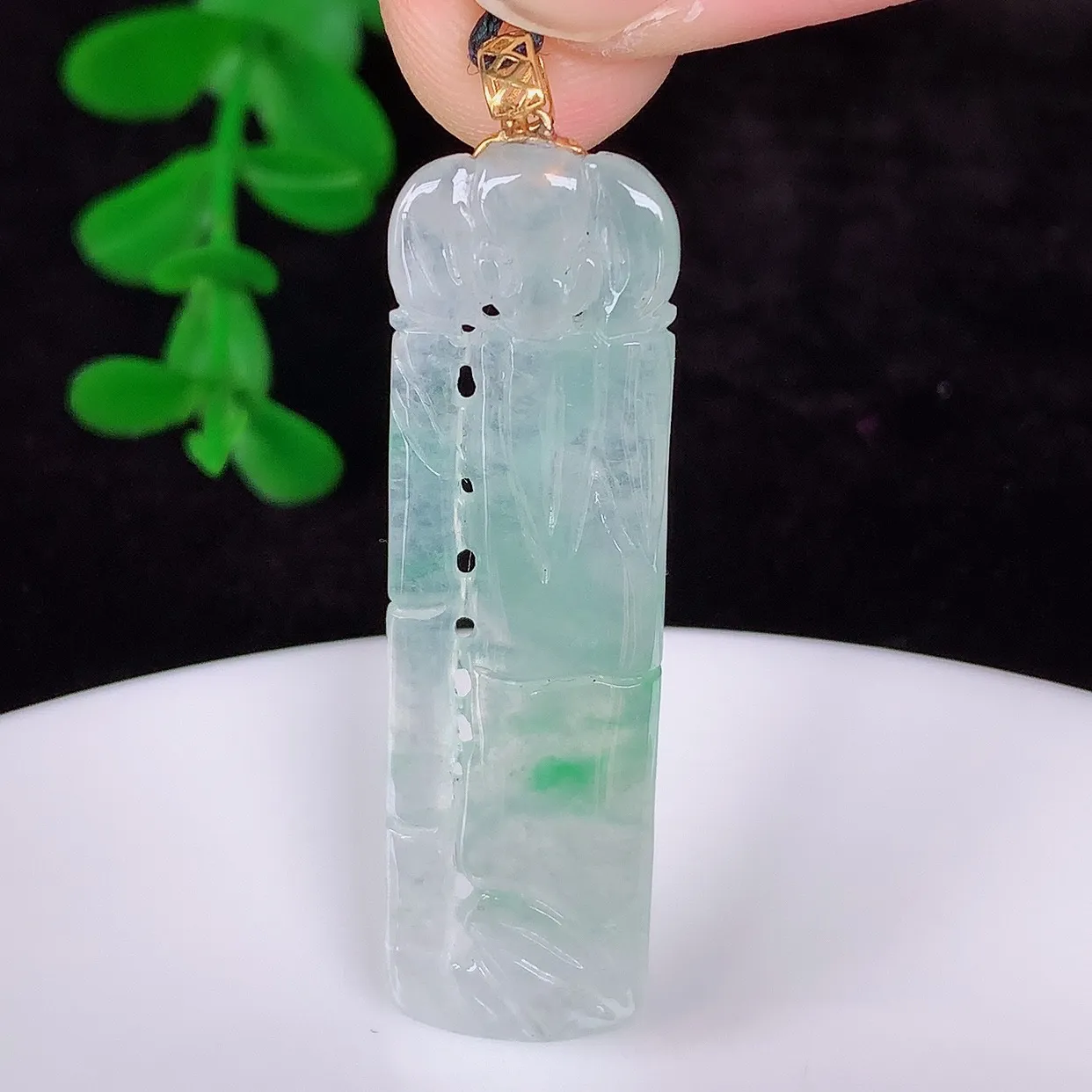 自然光实拍，18K金镶嵌冰种飘绿翡翠节节高竹节玉坠，款式时尚大方，竹节寓意好，佩戴事业，学业节节高升！#1.28