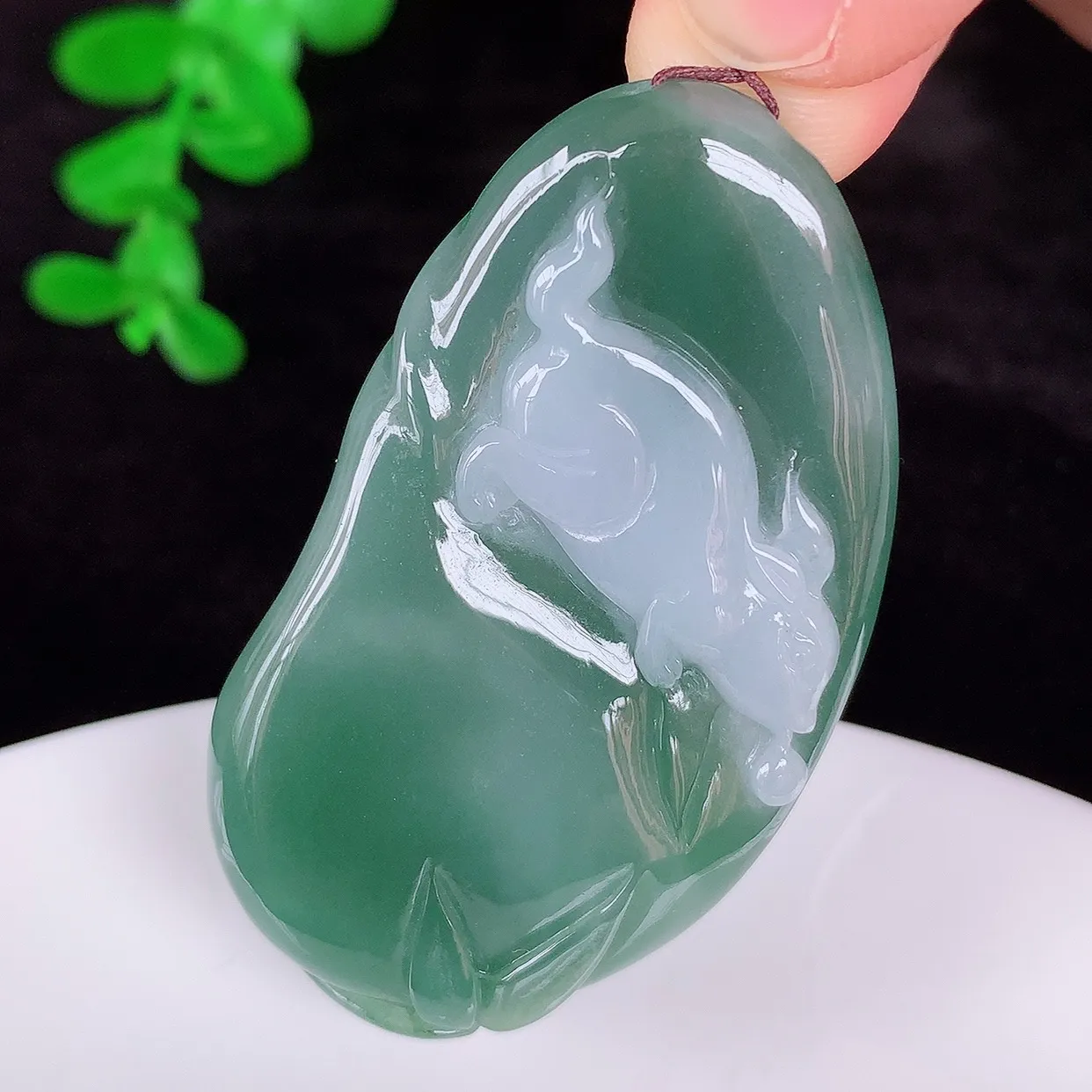 自然光实拍，冰润冰糯种满色翡翠生肖兔子吊坠，种老水足，翠色灵动，寓意美好，佩戴时尚出众！#60.28