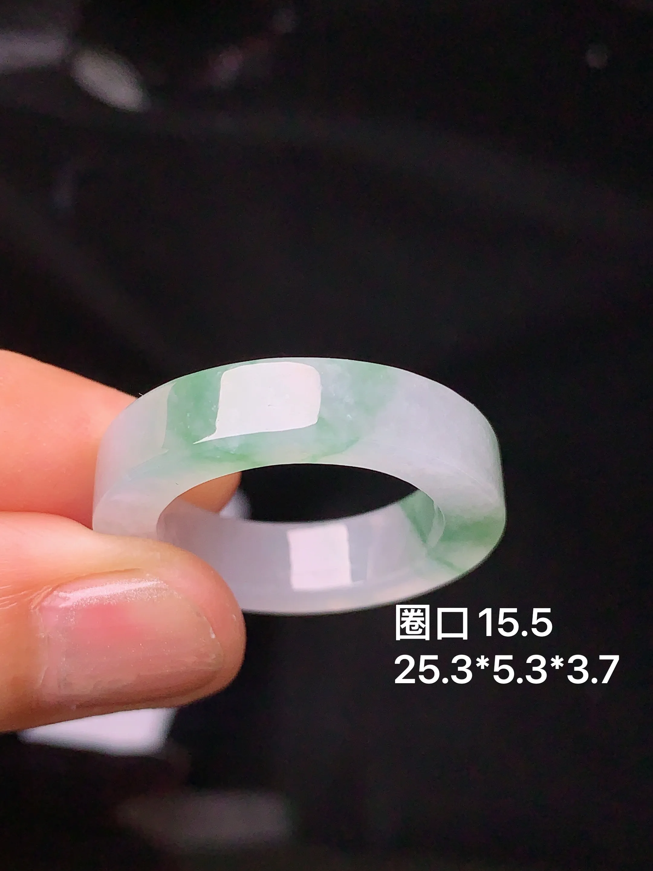 飘绿指环 玉质细腻 色泽清新艳丽 圈口15.5 整体尺寸25.3*5.3*3.7