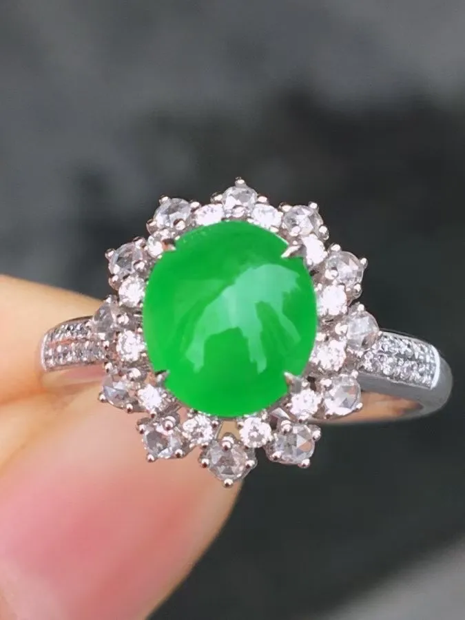 冰种阳绿蛋面戒指 、真金真钻镶嵌，种水好，玉质细腻 .裸石尺寸 7.8*7.0
