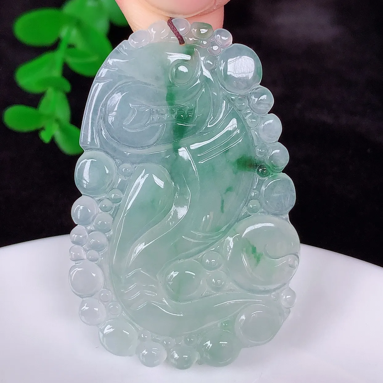 自然光实拍，冰润冰种飘花翡翠生肖蛇吊坠，种老水足，翠色灵动，寓意美好，佩戴时尚出众！#01.28