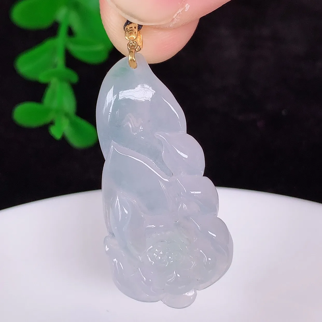 自然光实拍，18k金镶嵌冰种翡翠莲花吊坠，沁人心脾，精致典雅的设计，为佩戴者，增添色彩，送礼自留都是佳品选择！#1.28