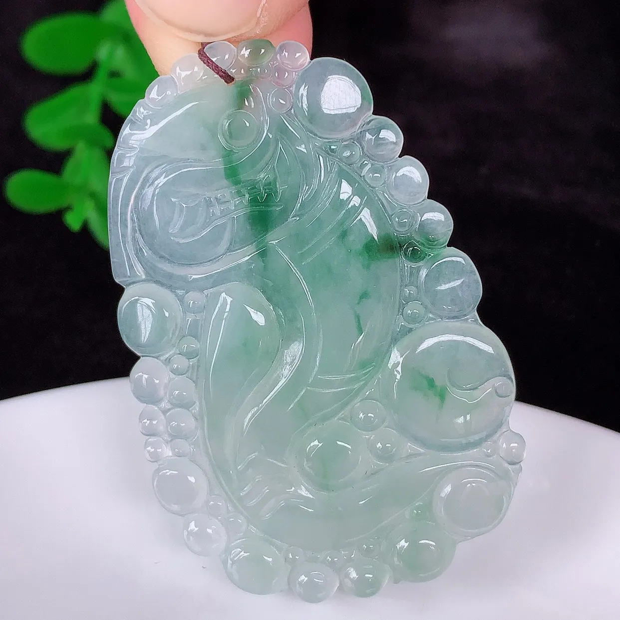 自然光实拍，冰润冰种飘花翡翠生肖蛇吊坠，种老水足，翠色灵动，寓意美好，佩戴时尚出众！#01.28