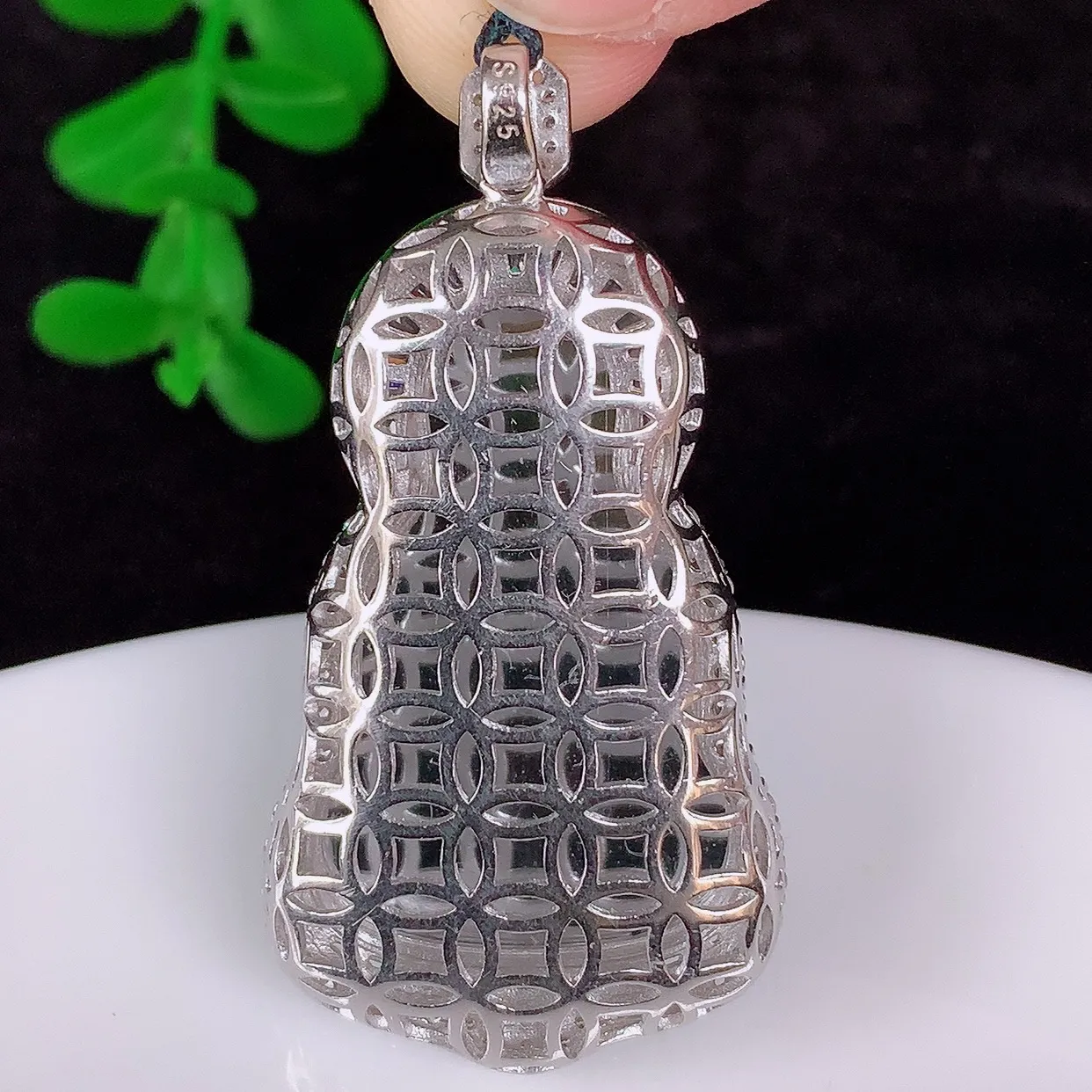 冰透满绿翡翠925银镶嵌观音吊坠，自然光实拍，翠色灵动，颜色漂亮，种老水足，品相佳，佩戴佳品！#97.28整体42.5*22*9裸石30*20