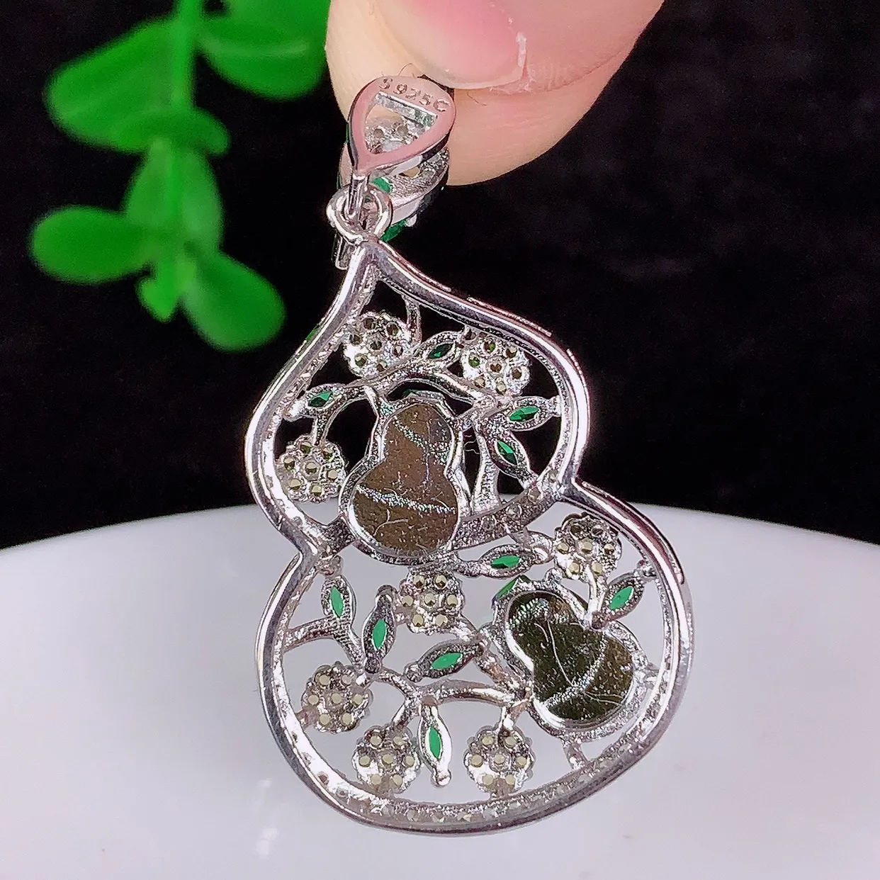 冰透满绿翡翠925银镶嵌葫芦吊坠，自然光实拍，翠色灵动，颜色漂亮，种老水足，品相佳，佩戴佳品！#97.28整体35.5*20*6.8裸石7.5*5