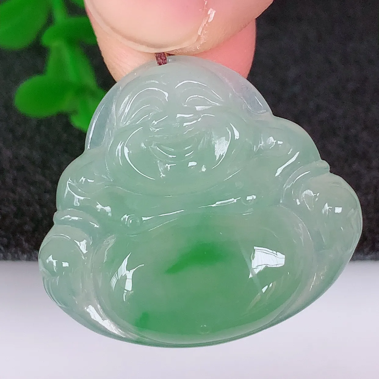 自然光实拍，冰润冰种飘绿翡翠佛公吊坠，饱满， 佛公亦保平安，寓意有福（佛公）相伴，配戴优雅迷人！#57.28