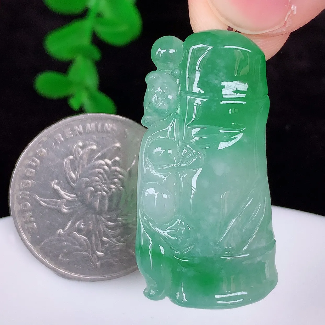 自然光实拍，冰润冰糯种飘绿翡翠节节高竹节玉坠，款式时尚大方，竹节寓意好，佩戴事业，学业节节高升！#01.28