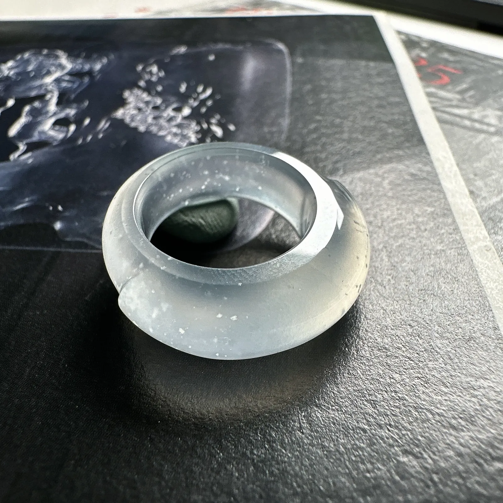 【玻璃种】龙石种，好种水扳指，晶莹剔透，光泽闪耀，冰感十足，种水到顶，传承品，收藏可期。