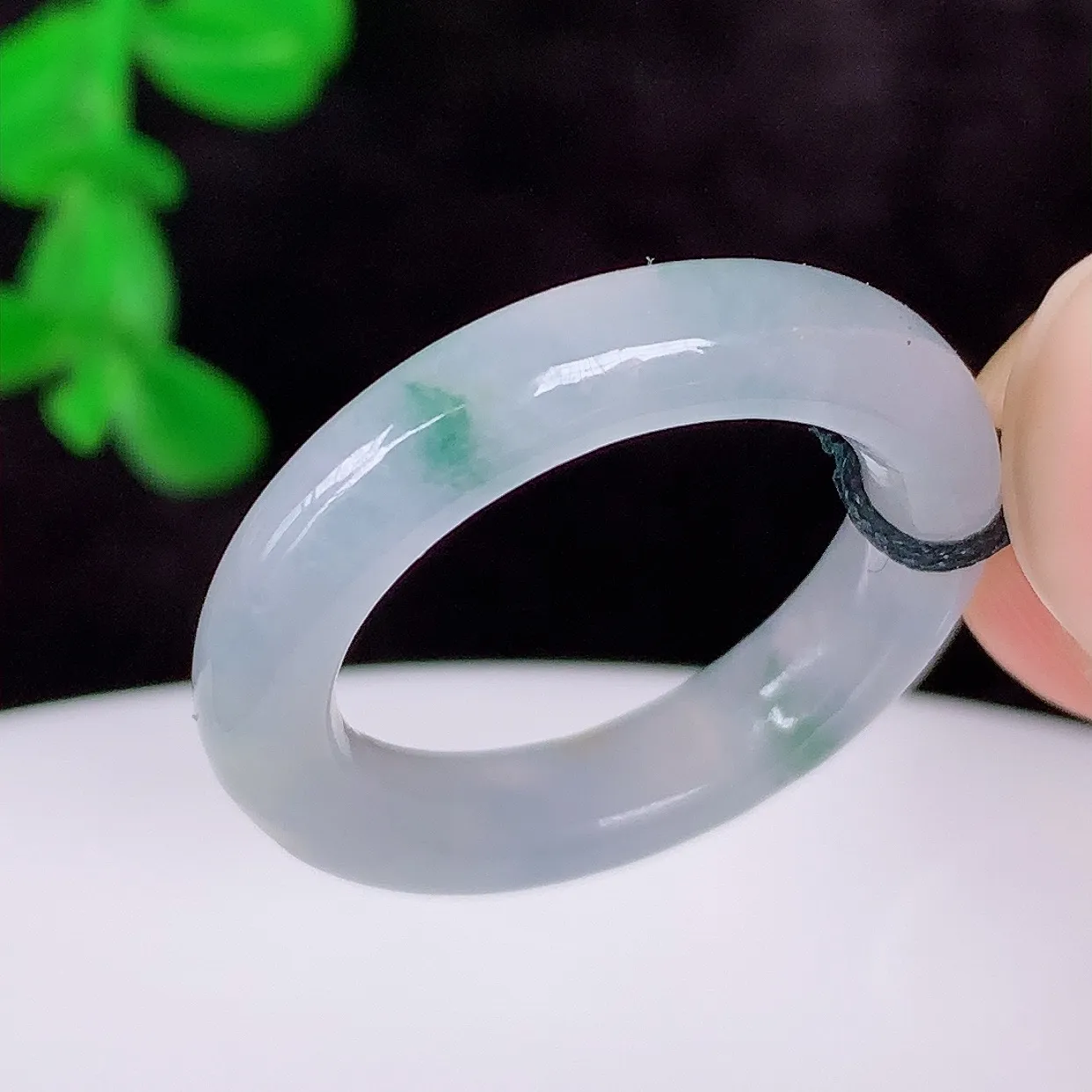 自然光实拍，冰润冰春彩16.5mm内径翡翠指环，玉戒指，玉质莹润，好精美好冰润的指环，12圈口，上手纤巧！#1.28