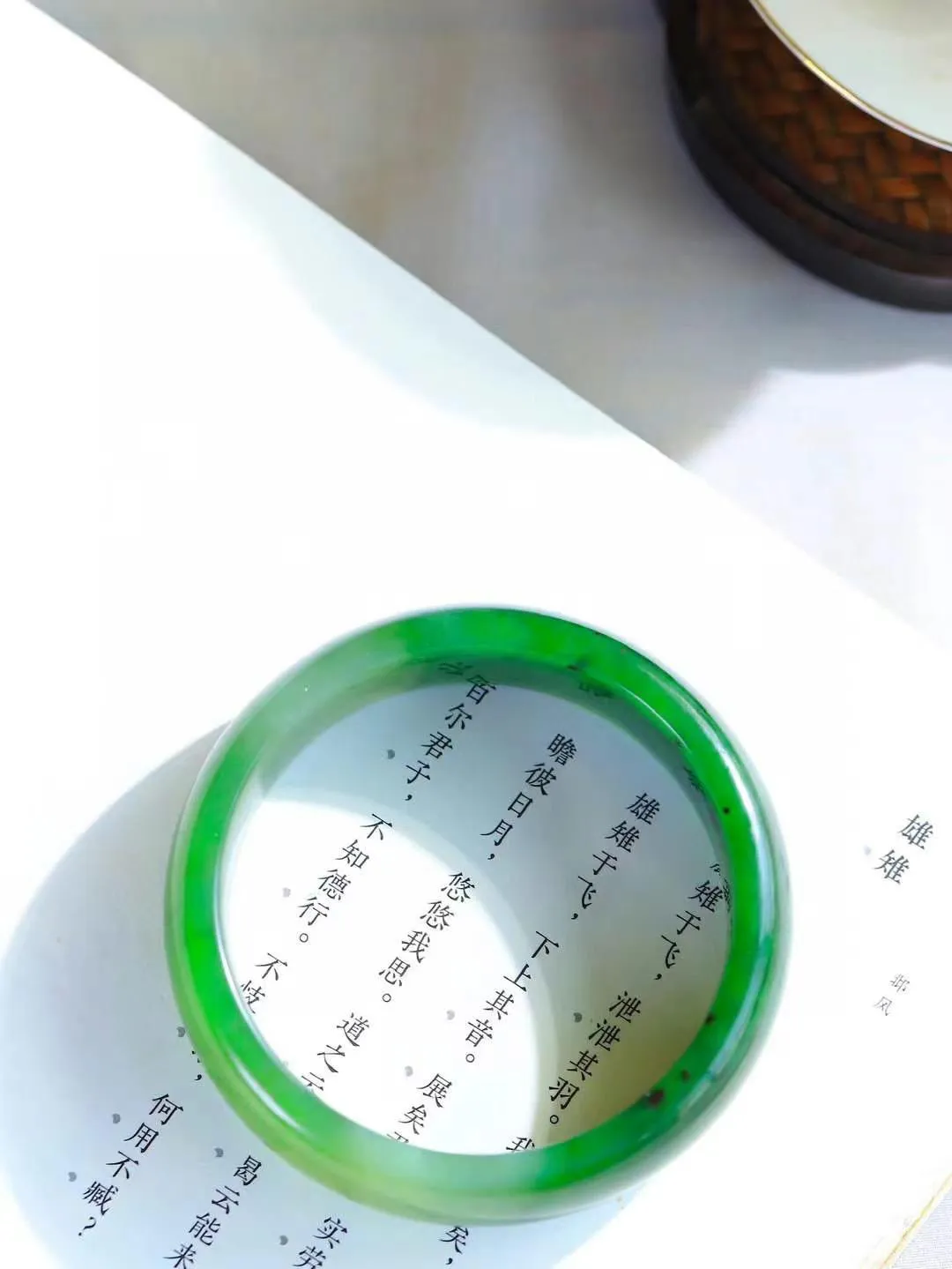 【碧色荡漾·手镯】

精品️和田玉碧玉手镯，玉质细腻温润，手感舒适，️线条流畅，简约大气，美自天成，佩戴于腕间，婉约之美，举手投足间透出那份低调奢华，醉人心扉。重75.2克 内径圈口58mm尺寸18.8-7.7mm FDA-76502932