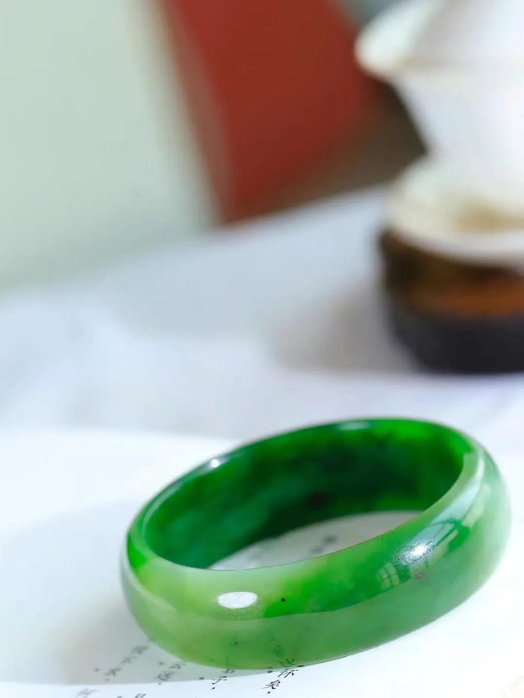 【碧色荡漾·手镯】

精品️和田玉碧玉手镯，玉质细腻温润，手感舒适，️线条流畅，简约大气，美自天成，佩戴于腕间，婉约之美，举手投足间透出那份低调奢华，醉人心扉。重75.2克 内径圈口58mm尺寸18.8-7.7mm FDA-76502932