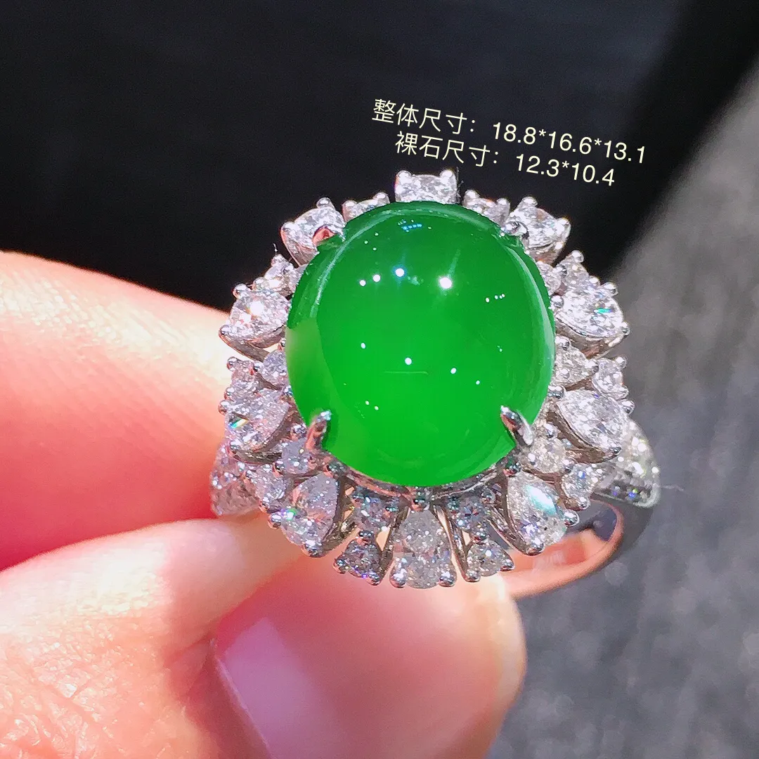阳绿蛋面戒指，色泽均匀艳丽，玉质细腻，荧光感超
强，饱满水润，气质满满。18k
金豪华镶嵌