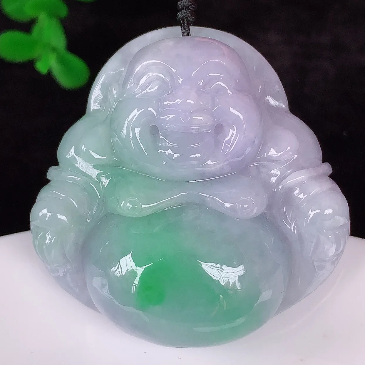 自然光实拍，大件厚装冰润冰糯种春彩翡翠佛公吊坠，饱满， 佛公亦保平安，寓意有福（佛公）相伴，配戴优雅迷人！#41.28