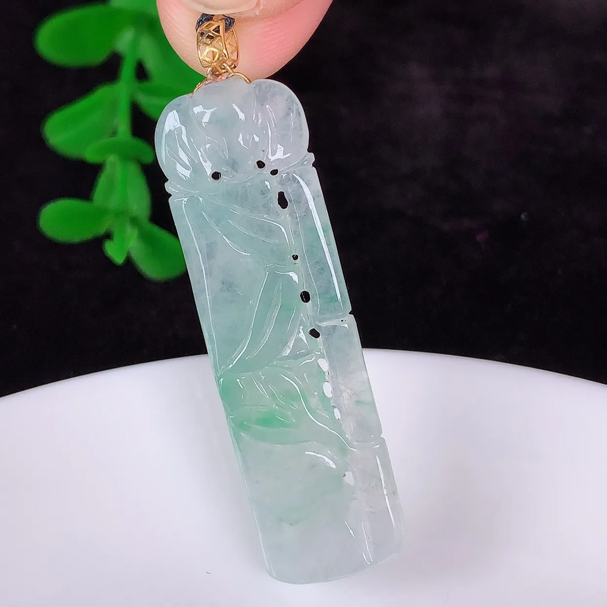 自然光实拍，18K金镶嵌冰种飘绿翡翠节节高竹节玉坠，款式时尚大方，竹节寓意好，佩戴事业，学业节节高升