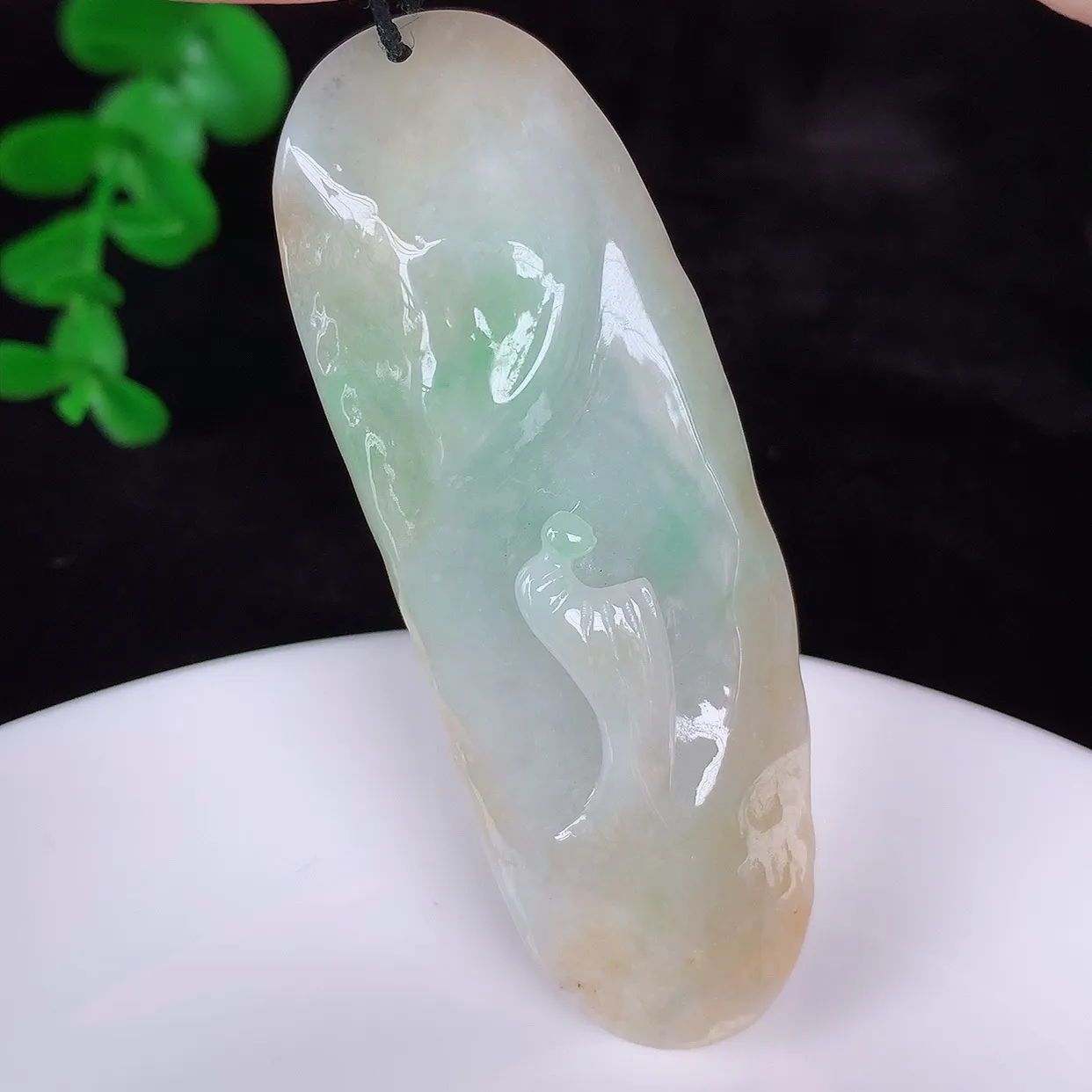 自然光实拍，大件冰润冰糯种双彩黄加绿翡翠悟道吊坠，翡翠悟道寓意“祥和，安宁，吉祥，幸福”，佩戴效果优