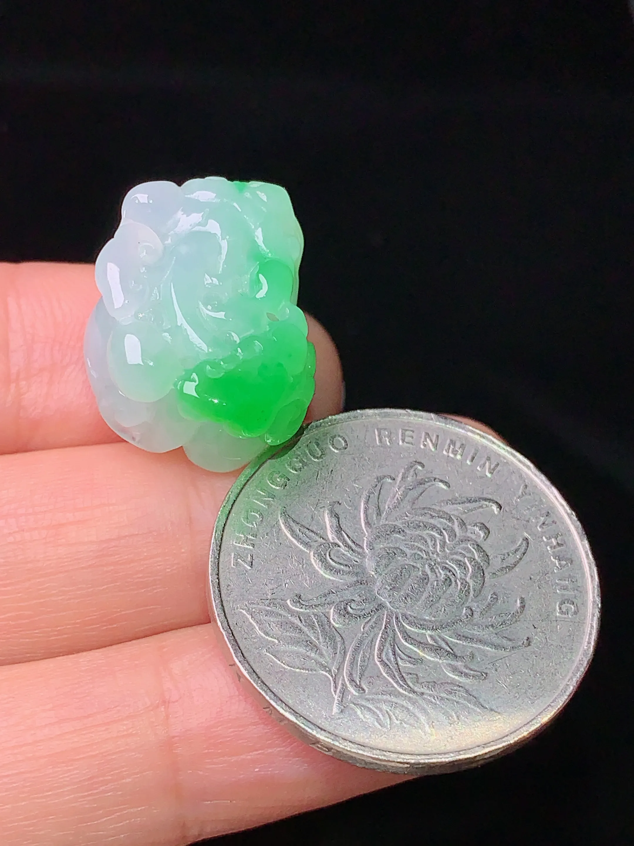 18k金钻镶嵌飘绿貔貅吊坠 玉质细腻 色泽清新艳丽 整体尺寸26*14.6*11.5