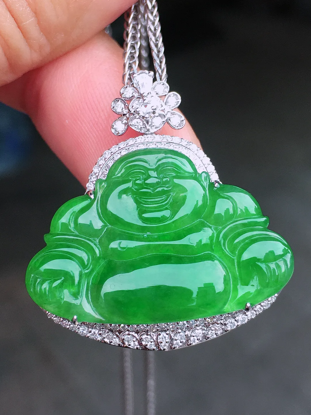 阳绿佛公吊坠，色泽均匀艳丽，玉质细腻，荧光感超
强，饱满水润，气质满满。18k
金豪华镶嵌