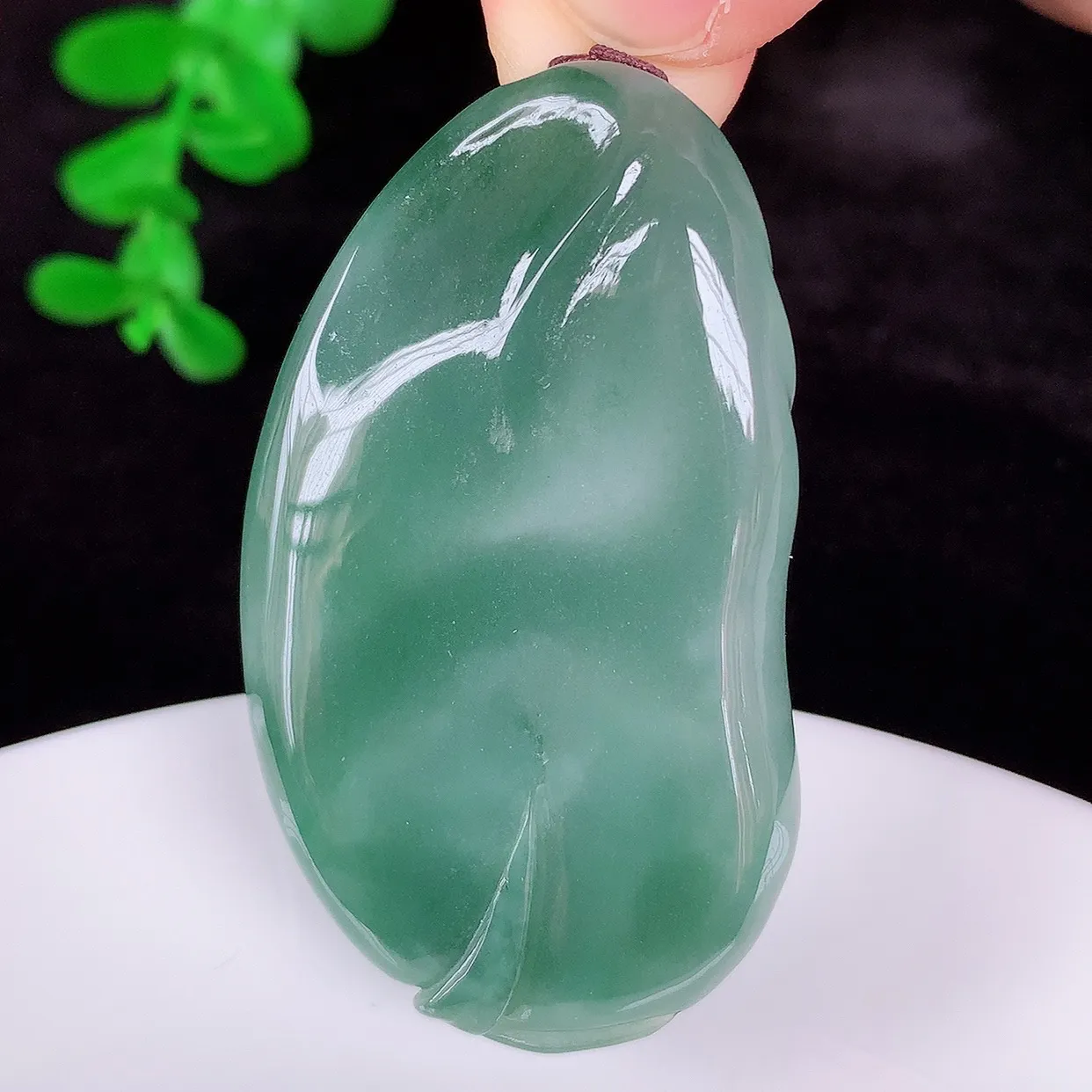 自然光实拍，冰润冰糯种满色翡翠生肖兔子吊坠，种老水足，翠色灵动，寓意美好，佩戴时尚出众！#60.28