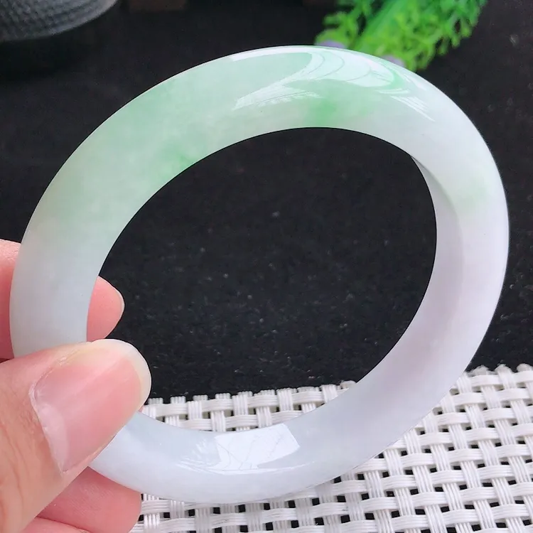 自然光58圈口老坑精美冰润飘绿圆条手镯翡翠玉镯尺寸58/11.3/9.6