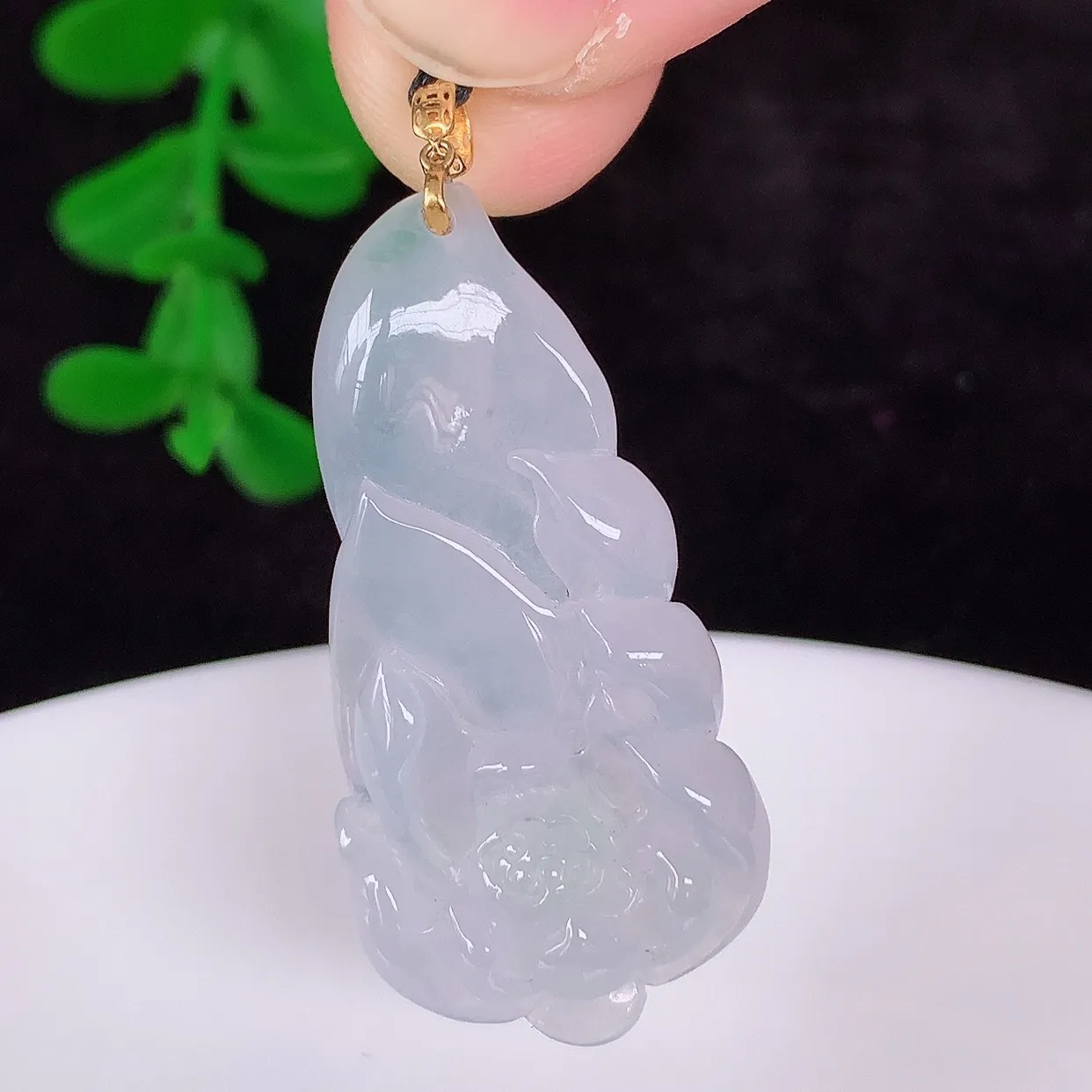 自然光实拍，18k金镶嵌冰种翡翠莲花吊坠，沁人心脾，精致典雅的设计，为佩戴者，增添色彩，送礼自留都是佳品选择！#1.28