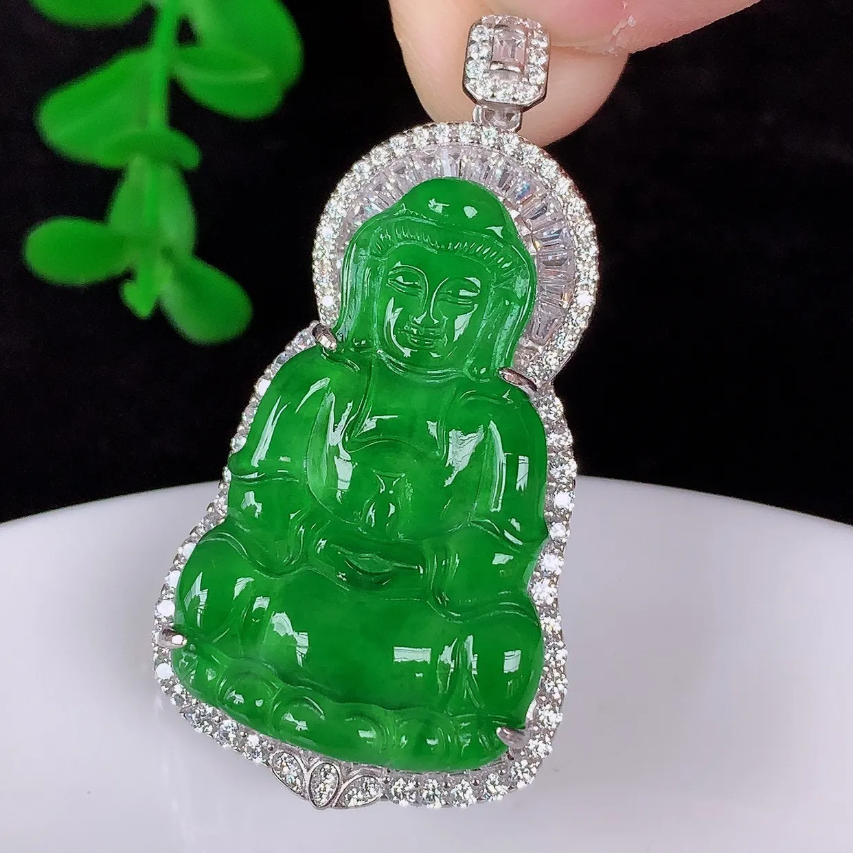 冰透满绿翡翠925银镶嵌观音吊坠，自然光实拍，翠色灵动，颜色漂亮，种老水足，品相佳，佩戴佳品！#97.28整体42.5*22*9裸石30*20