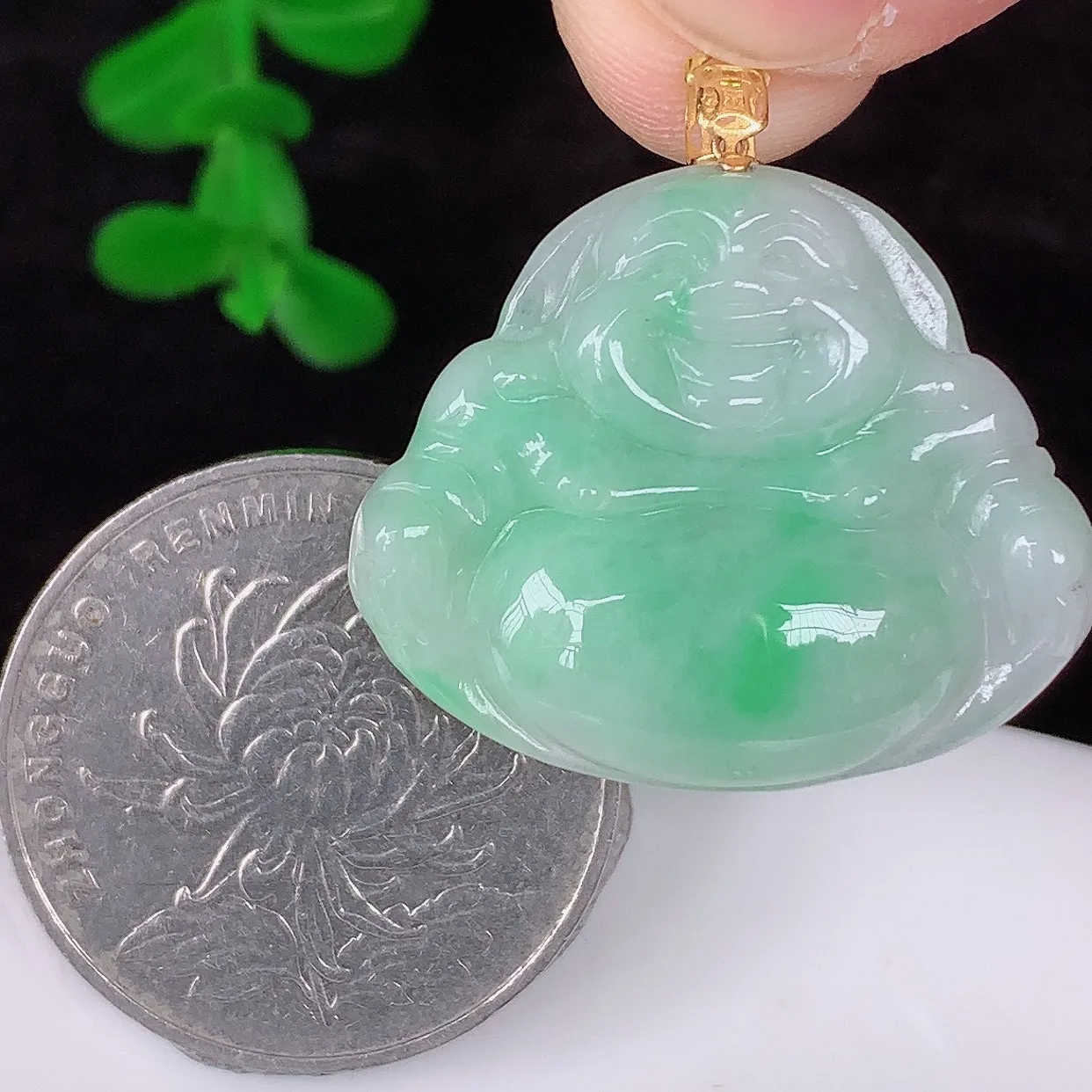 自然光实拍 18K金镶嵌冰糯种飘绿翡翠佛公吊坠，冰透饱满， 佛公亦保平安，寓意有福（佛公）相伴，品相佳，配戴优雅迷人！#35.28