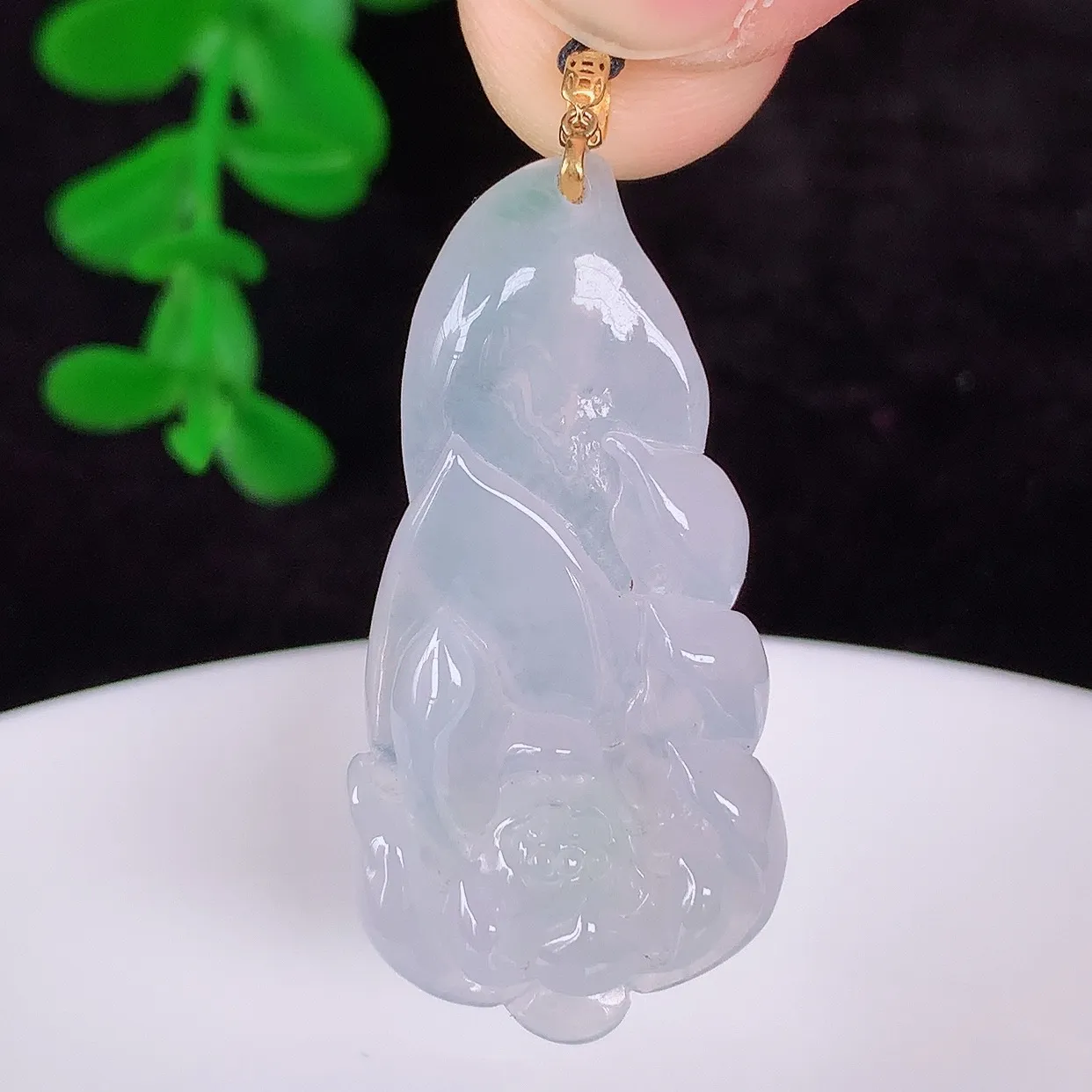 自然光实拍，18k金镶嵌冰种翡翠莲花吊坠，沁人心脾，精致典雅的设计，为佩戴者，增添色彩，送礼自留都是佳品选择！#1.28
