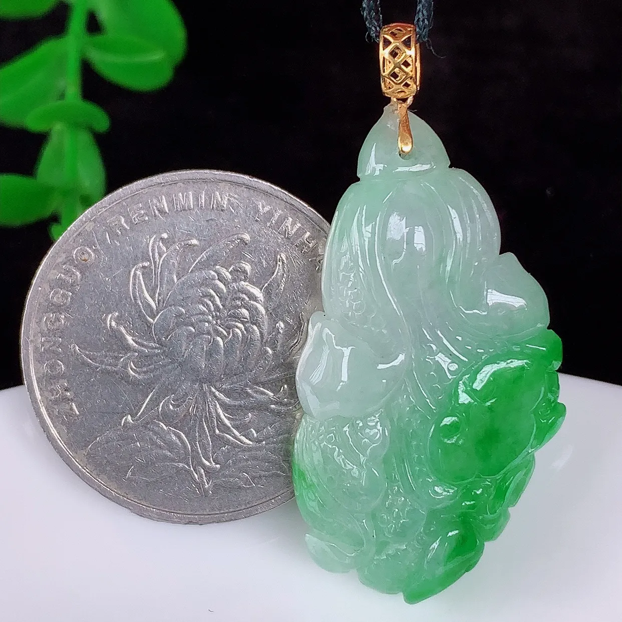 自然光实拍 18K金镶嵌冰润冰糯种飘阳绿翡翠招百财白菜吊坠，百财聚来，财源滚滚，色泽鲜艳，精工水润的白菜，性价比高！#1.28