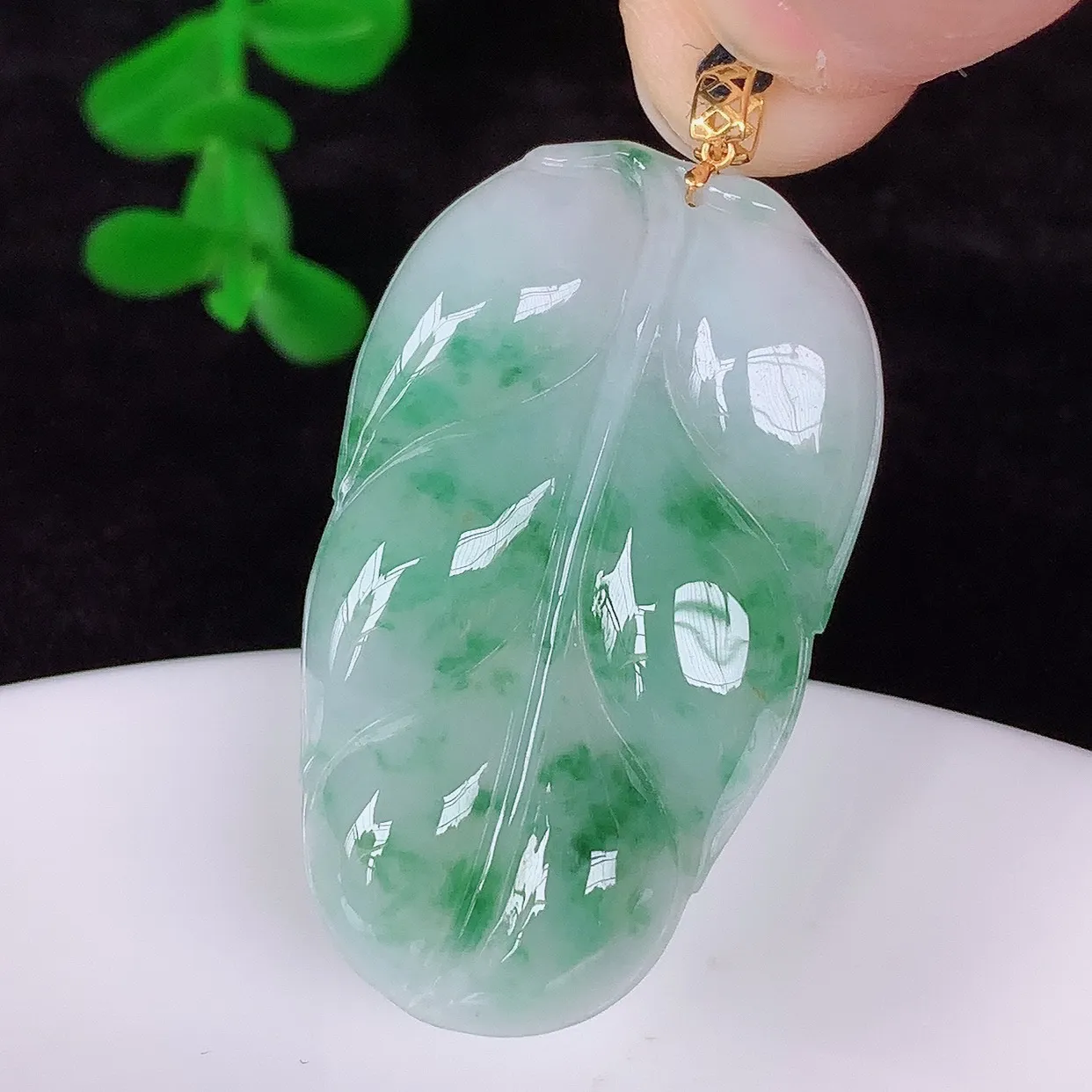 自然光实拍，18K金镶嵌冰润冰飘花翡翠叶子吊坠，寓意“大业有成，一夜成名，金枝玉叶”水润叶子，翡翠叶子，清秀高雅，性价比超值！#00.28