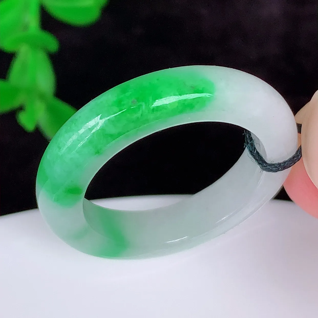自然光实拍，冰润冰糯种飘阳绿18.8mm内径翡翠指环，玉戒指，玉质莹润，好精美好冰润的指环，17圈口，上手纤巧！#1.28